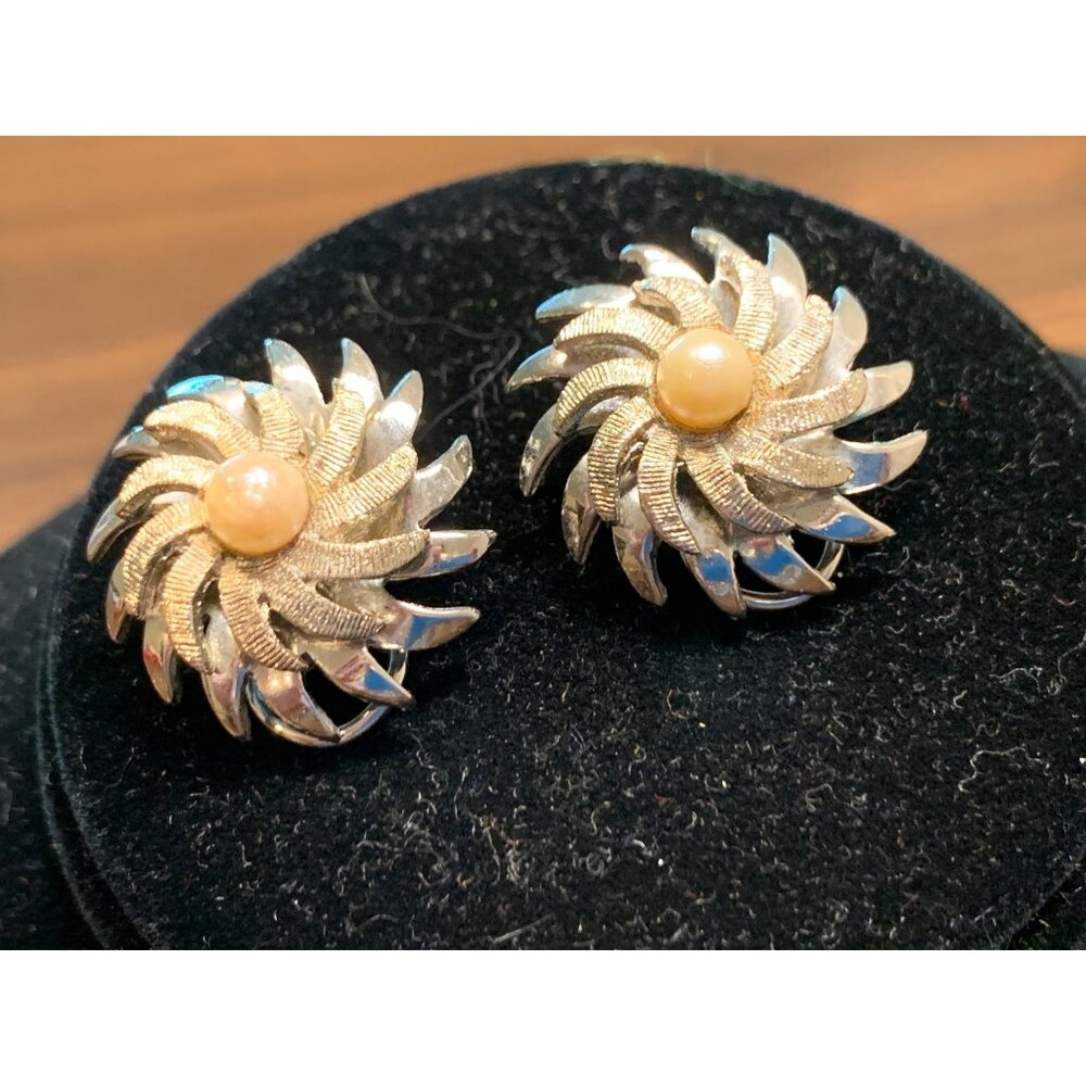 1960s Vtg Kramer signed Vtg Silver Tone Clip Earrings with Pearl